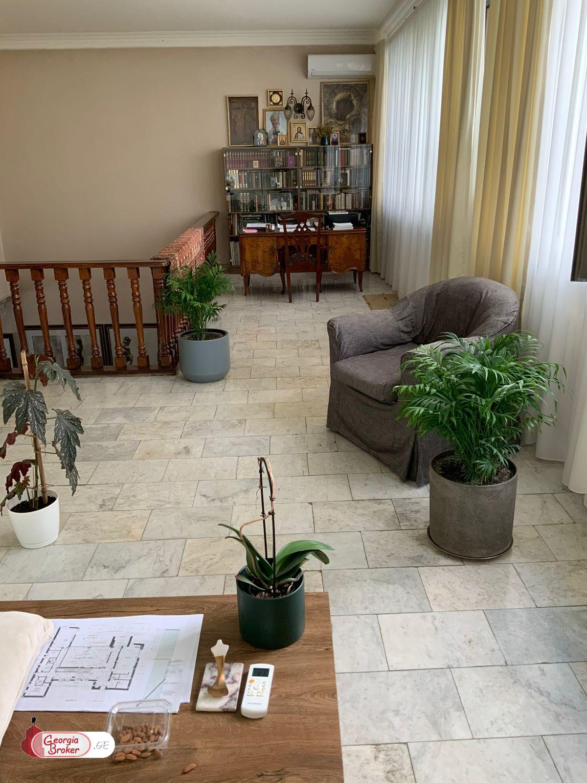 nearly repaired 10-room house for sale